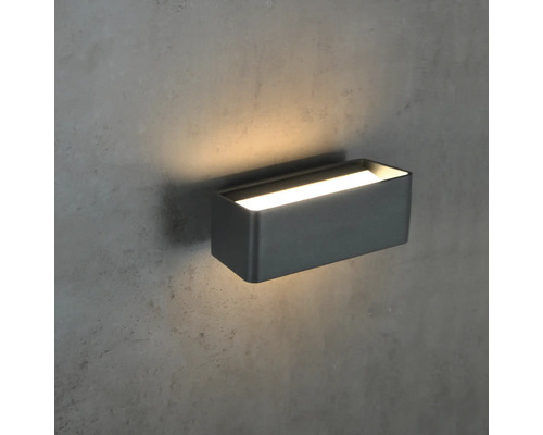 Rechteckige Wandleuchte an einer Wand