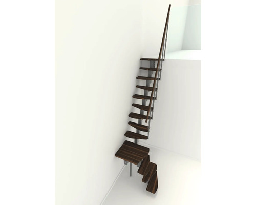 Holztreppe mit Metallstruktur und Geländer an einer weißen Wand