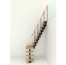 Freitragende Treppe aus Holz und Stahl vor einer weißen Wand