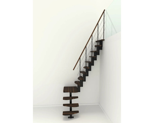 Raumansicht einer Holztreppe mit Metallgeländer