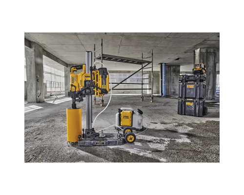 DeWalt Kernbohrmaschine mit Wasserzufuhr und Werkzeugkisten auf einer Baustelle