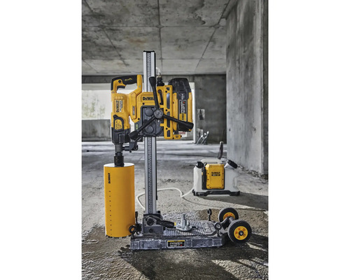 Kernbohrmaschine mit Bohrkopf und Staubabsaugung von DeWalt