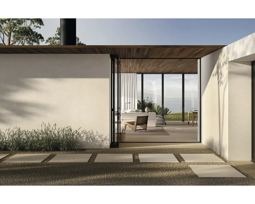 Helles Wohnzimmer mit großem Fenster, Steinfliesen im Außenbereich und modernem Design