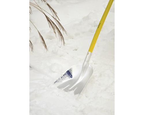 Schneeschaufel mit gelbem Griff im Schnee