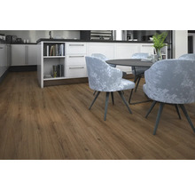 Innenaufnahme einer Küche mit Holzboden, Esstisch und Stühlen.