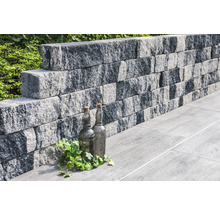 Stützmauer aus Steinen im Außenbereich