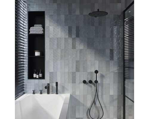 Modernes Badezimmer mit Badewanne, grauen Wandfliesen, Regendusche und eingebautem Regal
