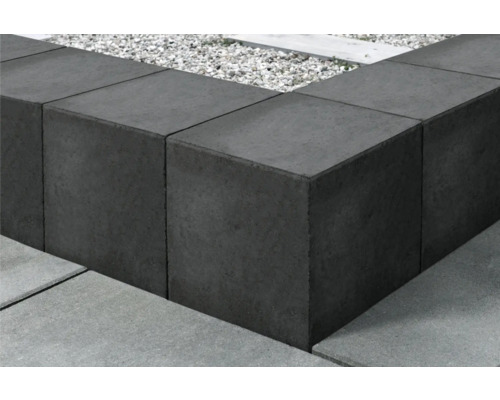 Mauer aus Betonsteinen im Gartenbereich