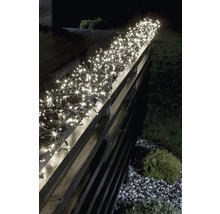 Lichterkette mit weißen LEDs auf einem Gartenzaun