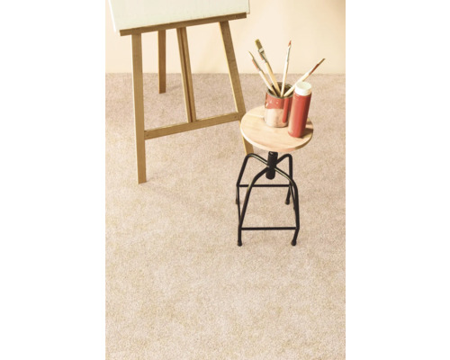 Detailansicht eines hellen Teppichs mit Staffelei, Hocker und Malutensilien