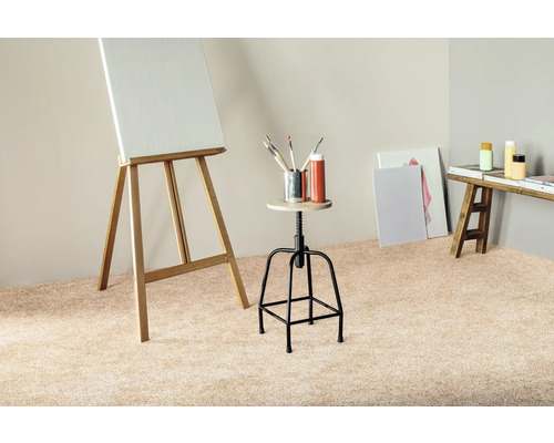 Atelier mit Staffelei, Hocker, Pinseln und Farben