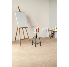 Atelier mit Staffelei, Hocker, Farben, Pinseln und Bildern auf Teppichboden