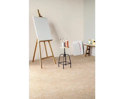 Atelier mit Staffelei, Hocker, Farben, Pinseln und Bildern auf Teppichboden