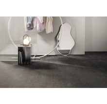 Innenraum mit Kleidung, Lampe, Spiegel und Ablage