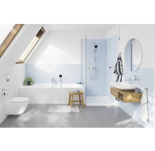 Modernes Badezimmer mit Badewanne, Dusche, Waschbecken und Toilette unter einem Dachfenster.