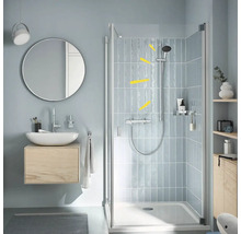 Modernes Badezimmer mit Dusche, Waschbecken und Spiegel