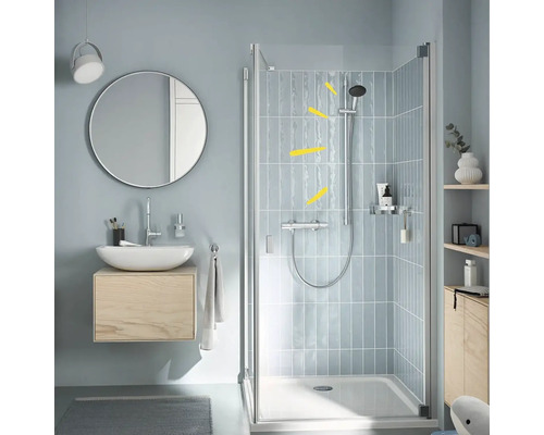 Modernes Badezimmer mit Dusche, Waschbecken und Spiegel