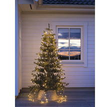 Weihnachtsbaum mit Lichterkette im Aussenbereich vor einem Fenster
