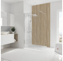 Helles Badezimmer mit Dusche, Waschbecken und Holzpaneelwand.