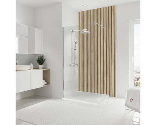 Helles Badezimmer mit Dusche, Waschbecken und Holzpaneelwand.