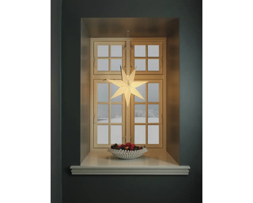 Festliche Fensterdekoration mit beleuchtetem Stern, Obstschale und Blick auf eine Winterlandschaft