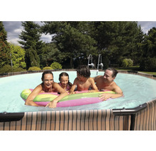 Familie mit Luftmatratze in einem Gartenpool