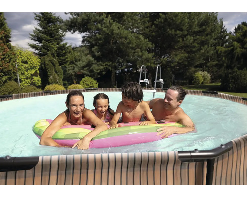 Familie mit Luftmatratze in einem Gartenpool