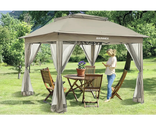 Pavillon mit Vorhängen und Gartenmöbeln auf einer Wiese