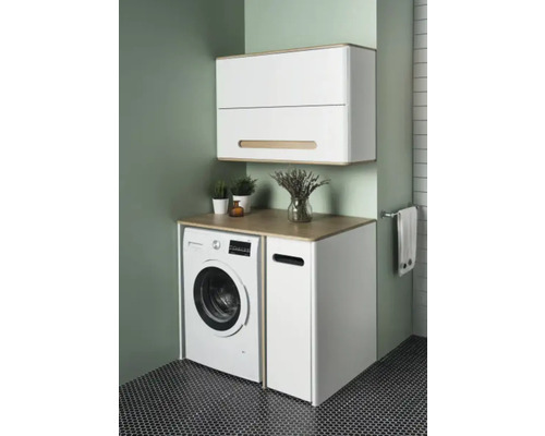 Waschküche mit Waschmaschine, Arbeitsplatte und Wandschrank für Waschküchenutensilien