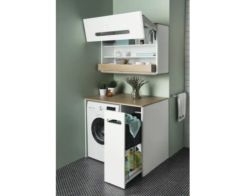 Helles Badezimmer mit Waschmaschine, Wandschrank und Auszugswagen