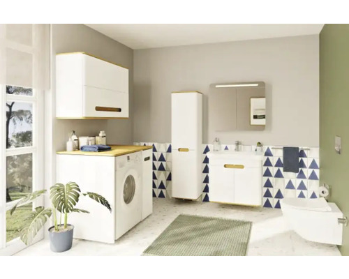 Helles Badezimmer mit Waschmaschine, Waschbecken, Spiegel, Hängeschrank und passendem Hochschrank
