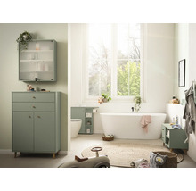 Helles Badezimmer mit Badewanne, Waschtisch, Spiegelschrank und runden Teppich