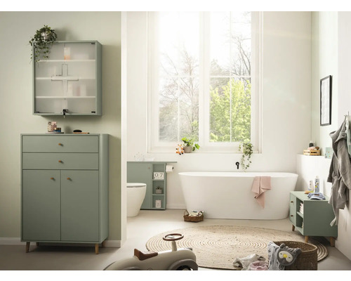 Helles Badezimmer mit Badewanne, Waschtisch, Spiegelschrank und runden Teppich
