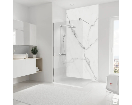 Helles Badezimmer mit Dusche, Waschbecken und Handtüchern für ein sauberes und geräumiges Ambiente