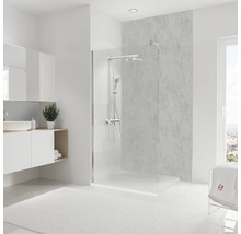 Helles Badezimmer mit Dusche, Waschbecken und Spiegel