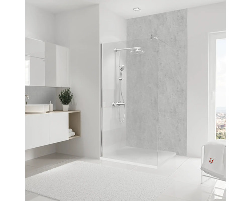 Helles Badezimmer mit Dusche, Waschbecken und Spiegel