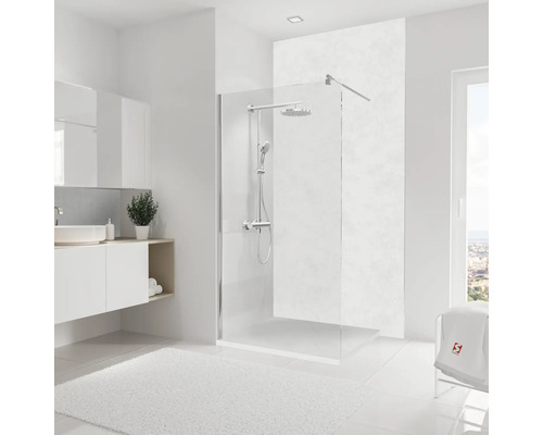 Badezimmer mit Duschabtrennung aus Glas, Waschtisch und Handtüchern