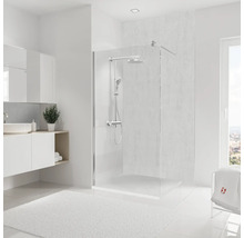 Helles Badezimmer mit Dusche, Waschtisch und weichem Teppich