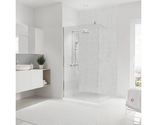 Helles Badezimmer mit Dusche, Waschtisch und weichem Teppich