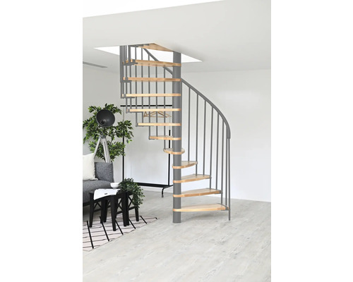 Wendeltreppe mit Holzstufen und Metallgeländer in einem hellen Raum.