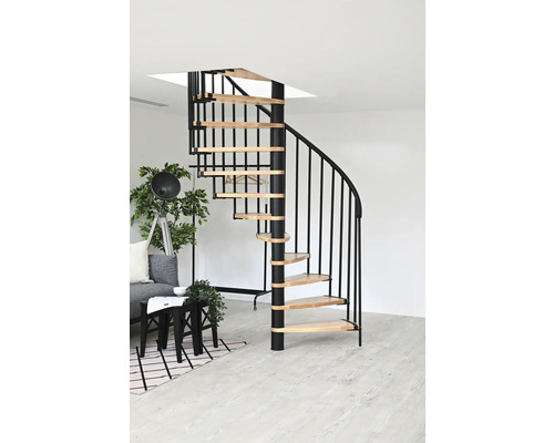 Wendeltreppe aus Holz und Metall in einem hellen Wohnraum.