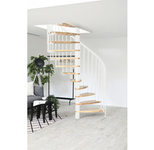 Wendeltreppe aus Holz und Stahl in einem hellen Raum
