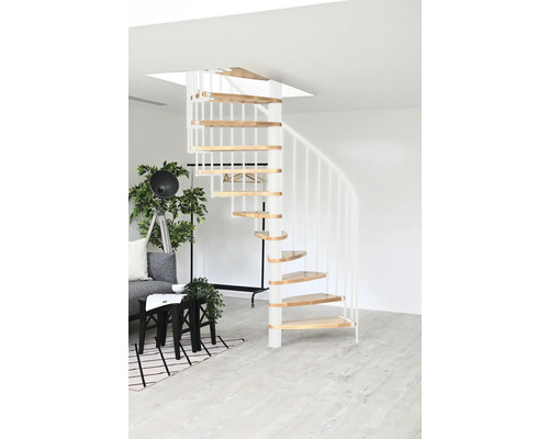 Raumszene mit Wendeltreppe mit Stufen aus Holz und weißem Geländer