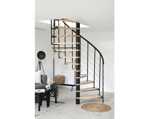 Wendeltreppe mit Holzstufen und schwarzem Metallgeländer in einem Wohnraum.