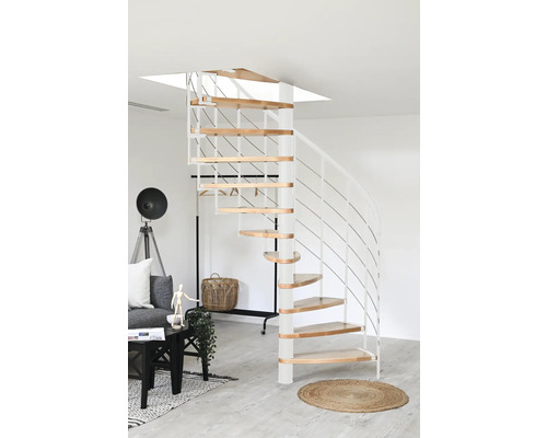 Wendeltreppe mit Holzstufen und weißem Geländer in einem hellen Wohnraum