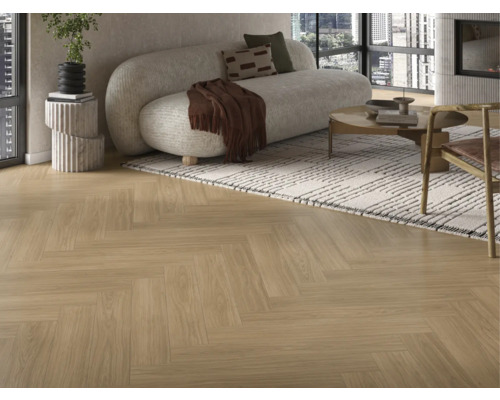 Wohnzimmer mit hellem Holzboden im Fischgrätmuster, Sofa und Teppich