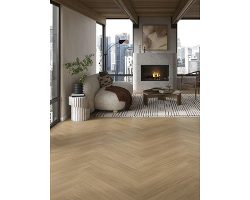 Heller Wohnraum mit Parkettboden im Fischgrätmuster, Kamin und Blick auf die Stadt.