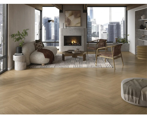 Heller Wohnraum mit Fischgrätparkett, Kamin und großen Fenstern mit Stadtblick