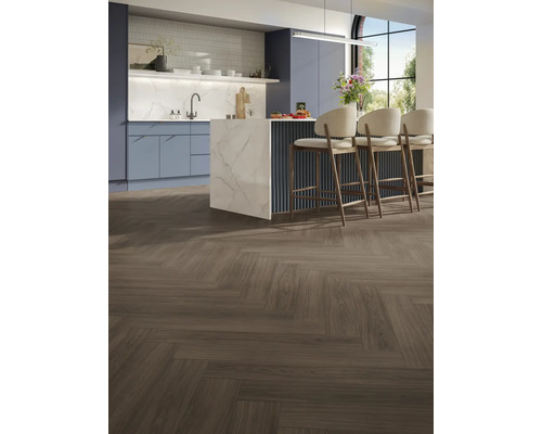 Helle Küche mit Kücheninsel, Barhockern und Bodenbelag in Fischgrätmuster