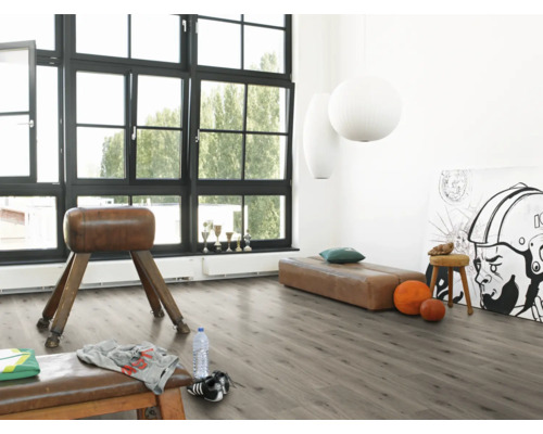 Heller Raum mit Laminatboden, Turngerät und Fenstern